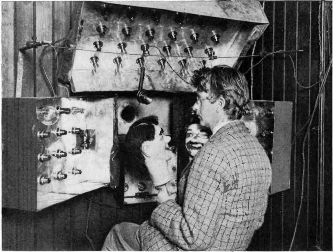[그림 7] 1925년 닙코 디스크에 기반한 TV 송신기 앞에서 명암이 뚜렷한 얼굴 모양의 인형을 들고 있는 베어드의 모습. @public domain